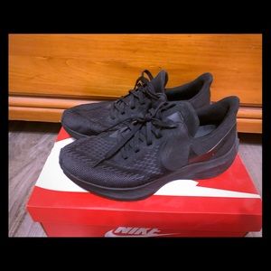 Size 9 (in men’s) NIKE zoom airflo
